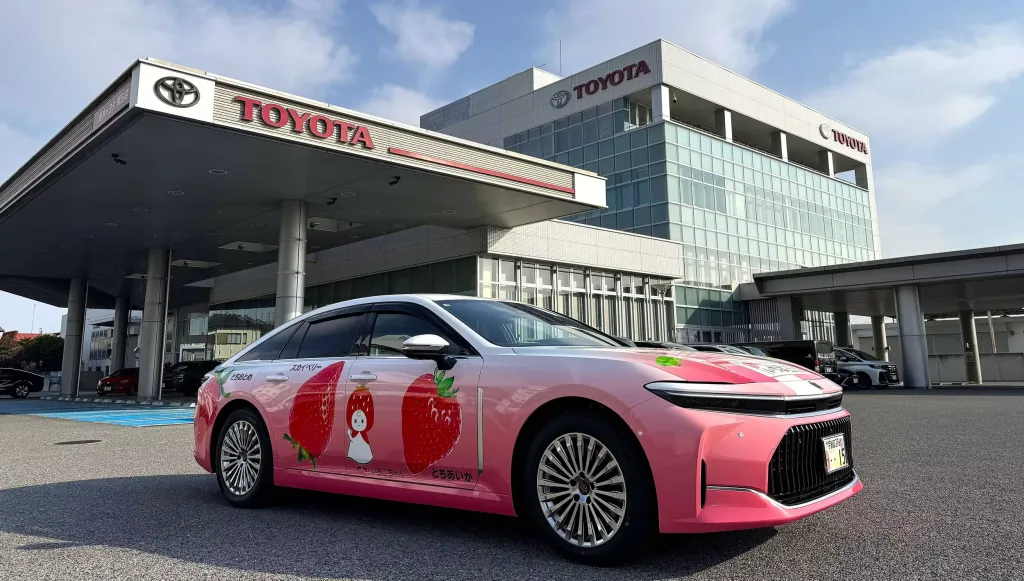 Sedan Ichigo Crown: «клубничный» розовый седан к 80-летию Tochigi Toyota