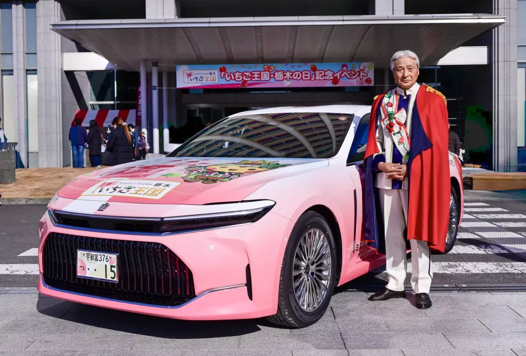 Sedan Ichigo Crown: «клубничный» розовый седан к 80-летию Tochigi Toyota
