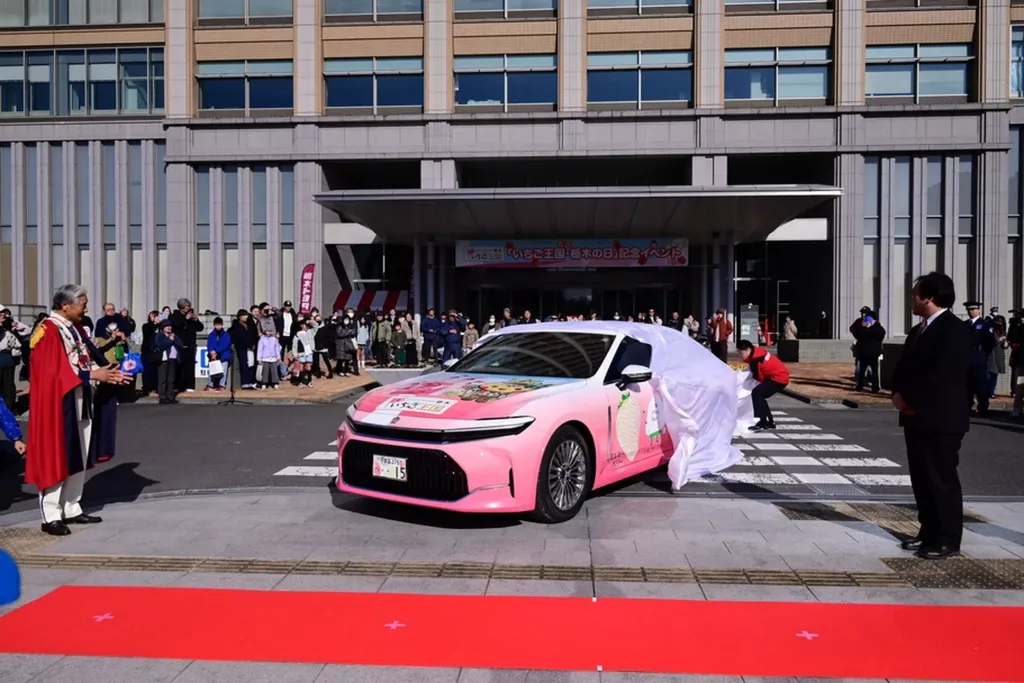 Sedan Ichigo Crown: «клубничный» розовый седан к 80-летию Tochigi Toyota