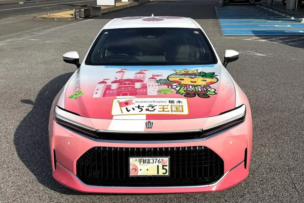 Sedan Ichigo Crown: «клубничный» розовый седан к 80-летию Tochigi Toyota