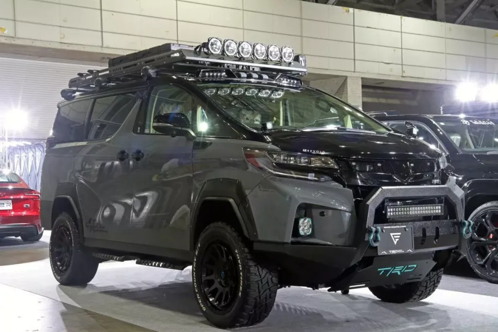 Toyota Alphard: минивэн в стиле Land Cruiser показали на Токийском автосалоне