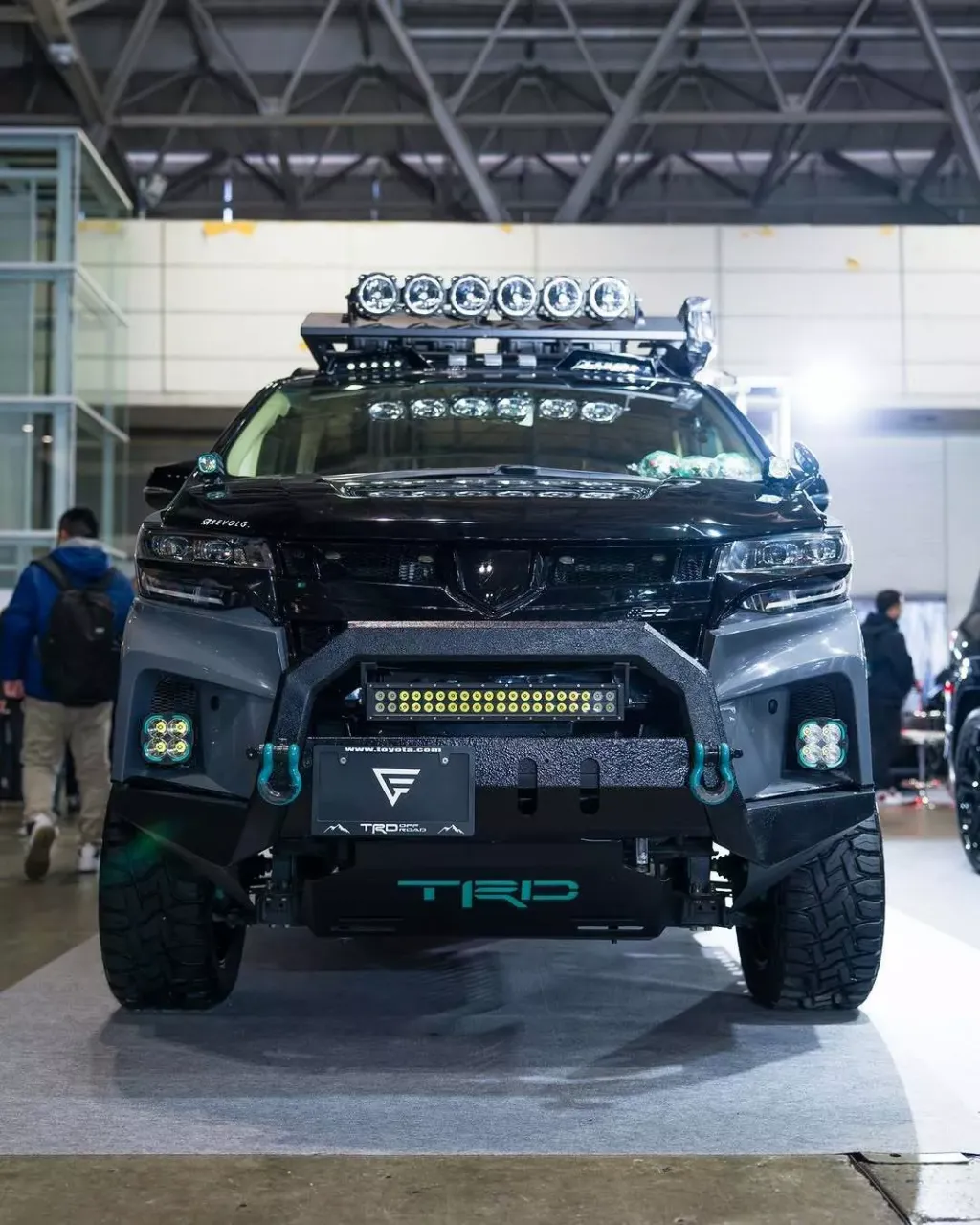 Toyota Alphard: минивэн в стиле Land Cruiser показали на Токийском автосалоне