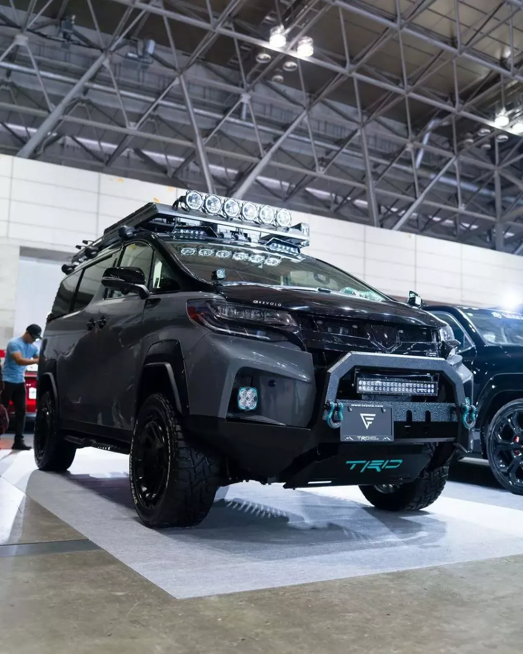 Toyota Alphard: минивэн в стиле Land Cruiser показали на Токийском автосалоне