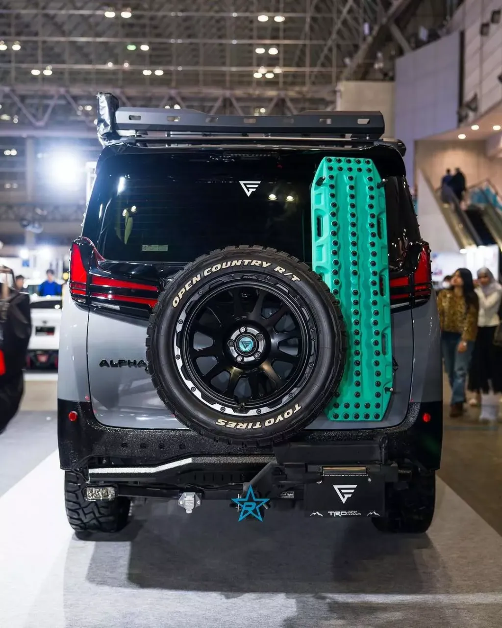 Toyota Alphard: минивэн в стиле Land Cruiser показали на Токийском автосалоне