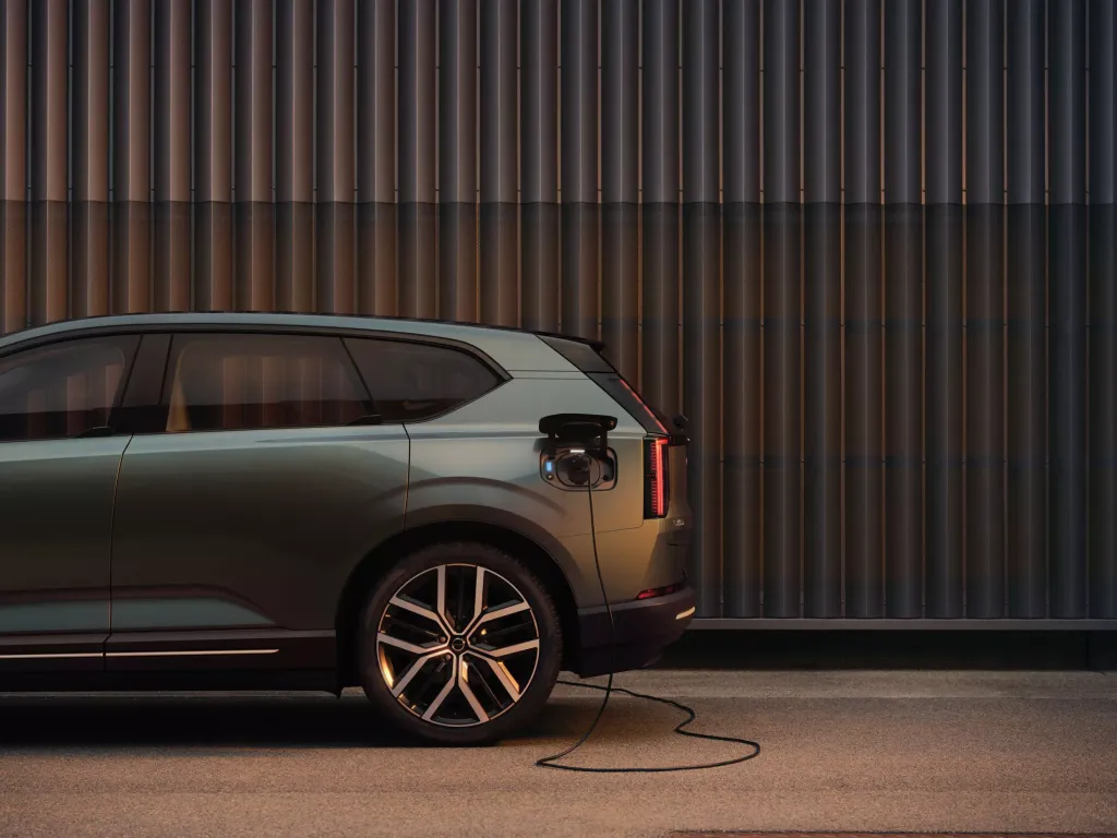 Volvo EX60: до 644 км хода, зарядка до 400 кВт и прямой доступ к сети Tesla в США