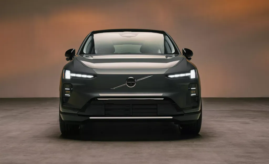Volvo EX60: до 644 км хода, зарядка до 400 кВт и прямой доступ к сети Tesla в США