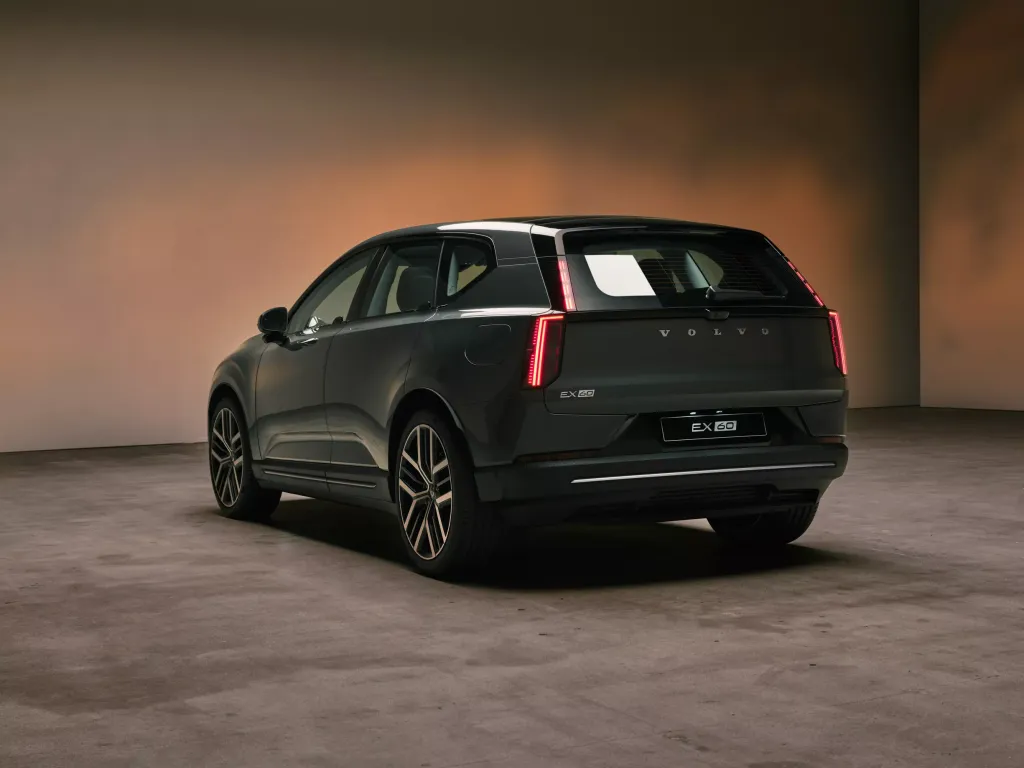 Volvo EX60: до 644 км хода, зарядка до 400 кВт и прямой доступ к сети Tesla в США