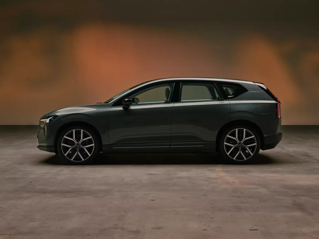 Volvo EX60: до 644 км хода, зарядка до 400 кВт и прямой доступ к сети Tesla в США