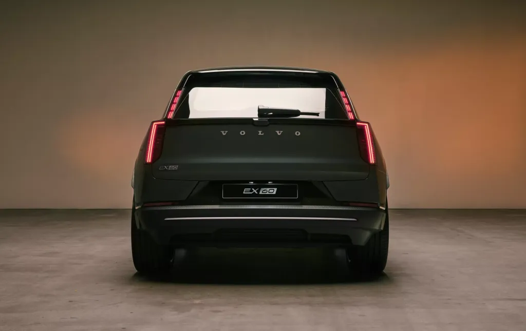 Volvo EX60: до 644 км хода, зарядка до 400 кВт и прямой доступ к сети Tesla в США