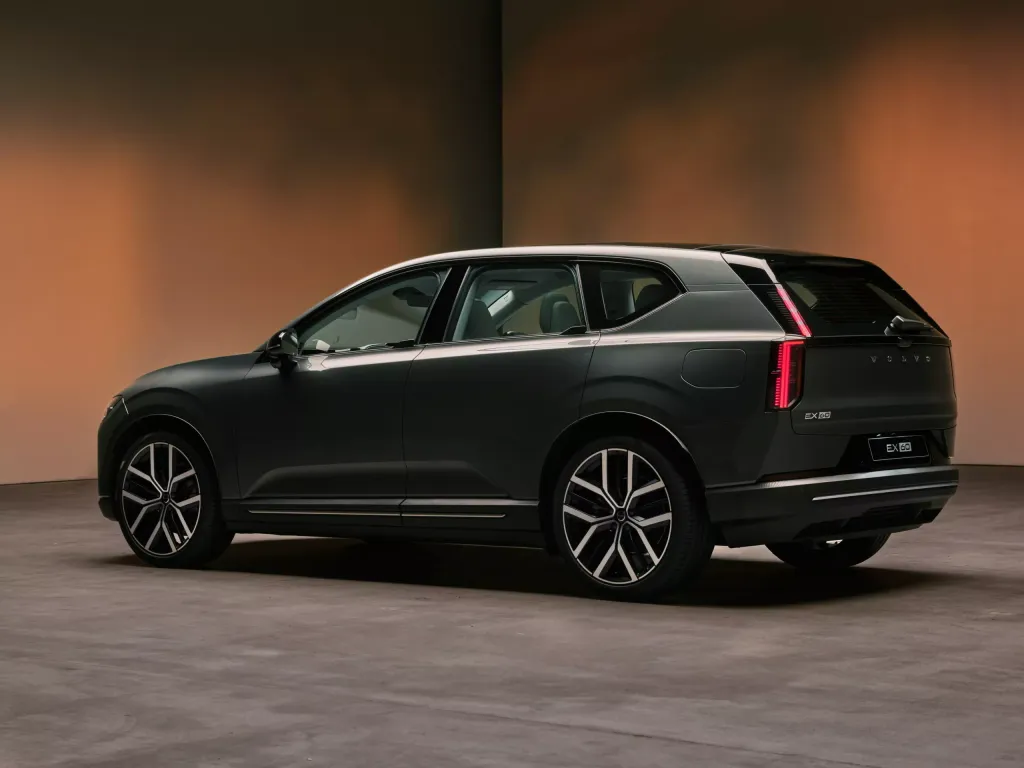 Volvo EX60: до 644 км хода, зарядка до 400 кВт и прямой доступ к сети Tesla в США