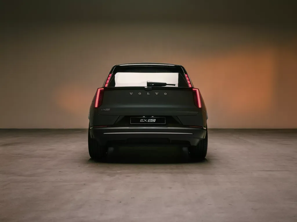 Volvo EX60: до 644 км хода, зарядка до 400 кВт и прямой доступ к сети Tesla в США
