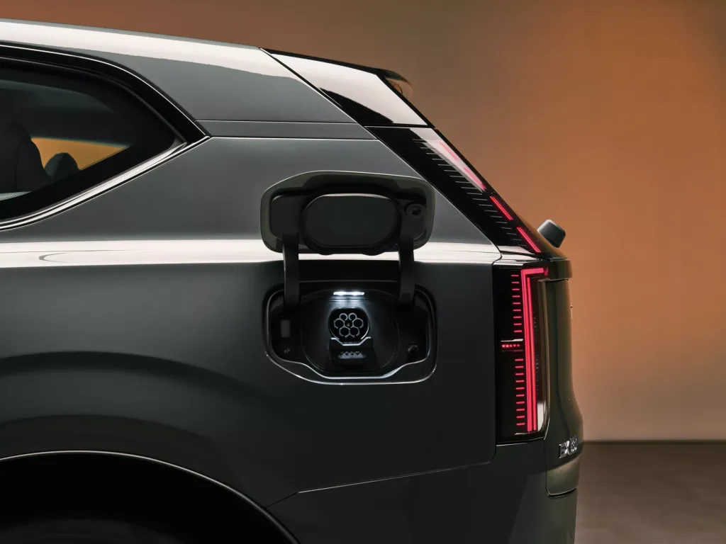 Volvo EX60: до 644 км хода, зарядка до 400 кВт и прямой доступ к сети Tesla в США