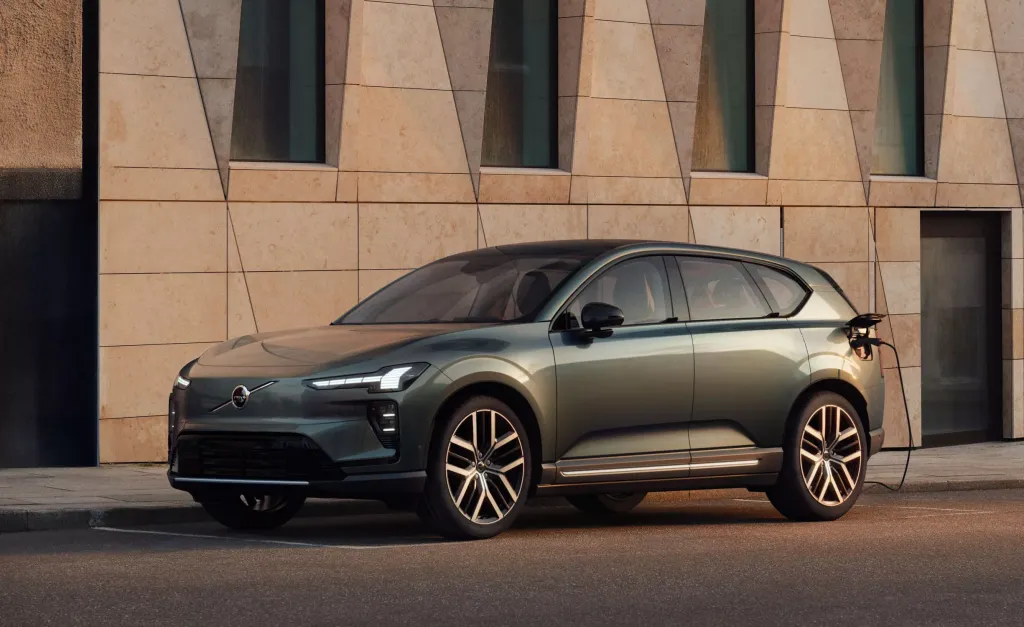 Volvo EX60: до 644 км хода, зарядка до 400 кВт и прямой доступ к сети Tesla в США