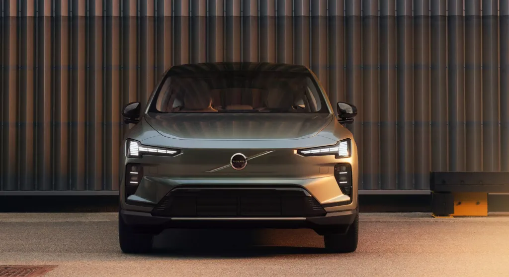 Volvo EX60: до 644 км хода, зарядка до 400 кВт и прямой доступ к сети Tesla в США
