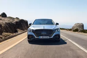 Mercedes S-Class 2027: рестайлинг с подсвеченной решёткой, «суперэкраном» и новым V8