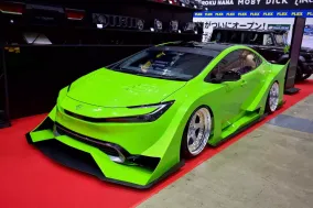 Toyota Prius получил экстремальный обвес и светотехнику в стиле «босодзоку»