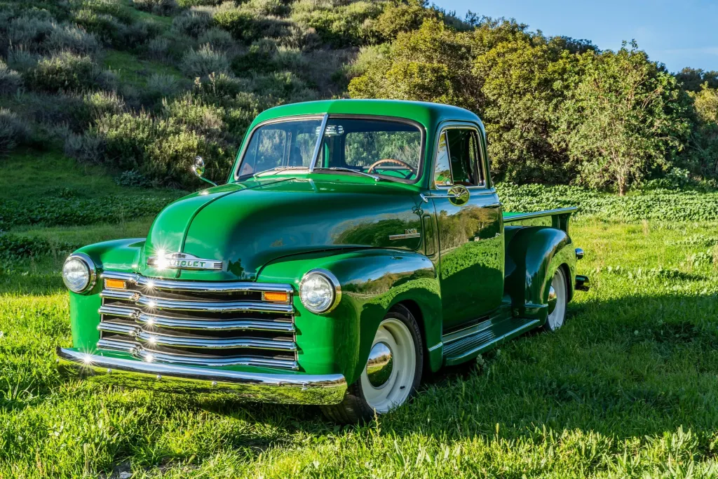Chevrolet Thriftmaster из 1950-х превратили в дорогую классику с современной техникой