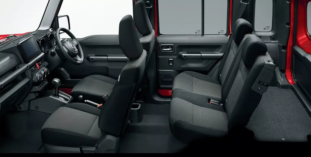 Suzuki Jimny Nomade 2026: пятидверный внедорожник стал безопаснее и удобнее