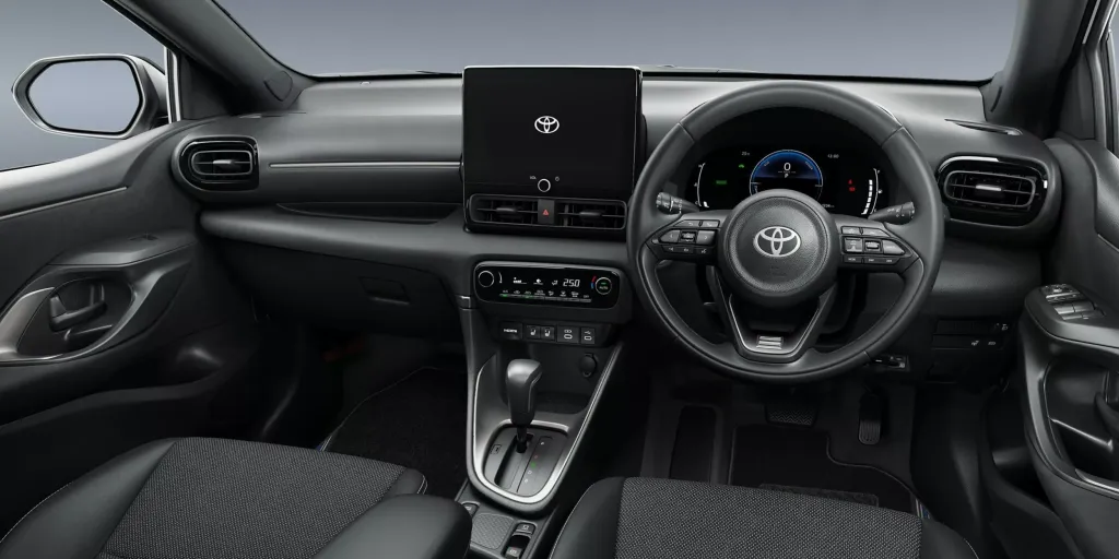 Toyota Yaris и Toyota Yaris Cross для Японии обновили оснащение: больше экран, меньше электроники