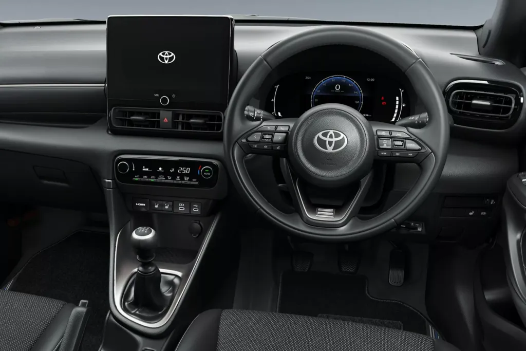 Toyota Yaris и Toyota Yaris Cross для Японии обновили оснащение: больше экран, меньше электроники