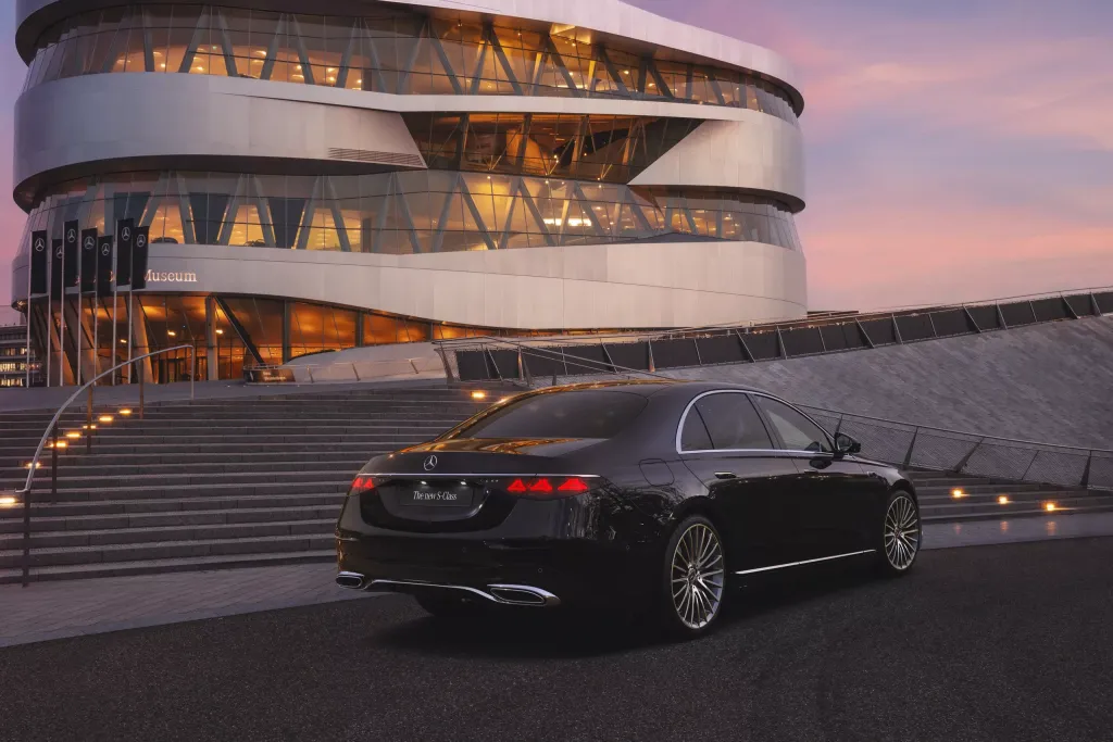 Mercedes S-Class 2027: рестайлинг с подсвеченной решёткой, «суперэкраном» и новым V8