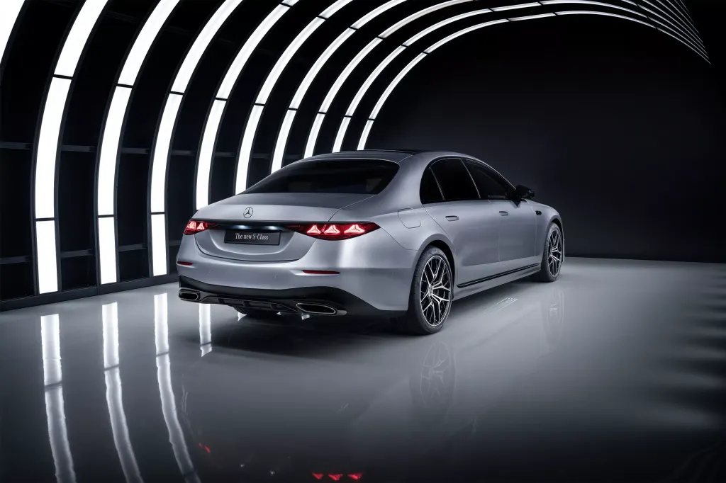 Mercedes S-Class 2027: рестайлинг с подсвеченной решёткой, «суперэкраном» и новым V8