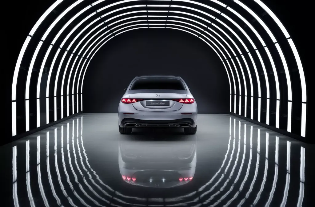 Mercedes S-Class 2027: рестайлинг с подсвеченной решёткой, «суперэкраном» и новым V8