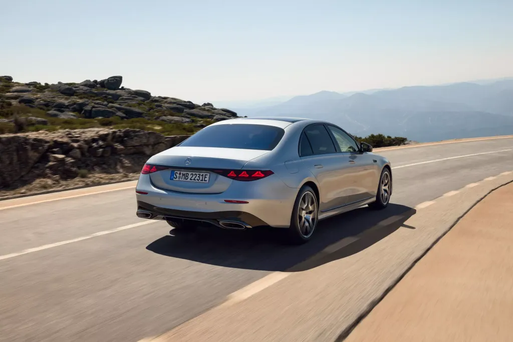 Mercedes S-Class 2027: рестайлинг с подсвеченной решёткой, «суперэкраном» и новым V8