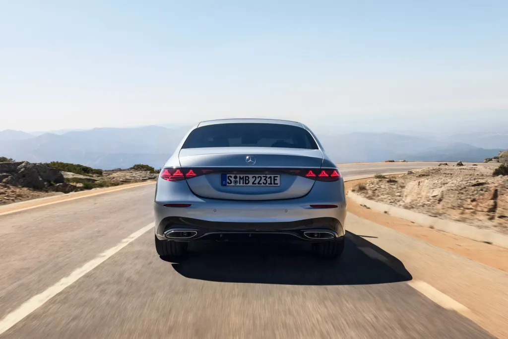 Mercedes S-Class 2027: рестайлинг с подсвеченной решёткой, «суперэкраном» и новым V8