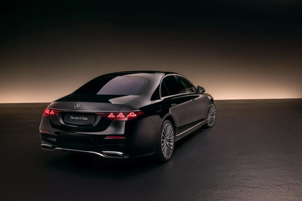 Mercedes S-Class 2027: рестайлинг с подсвеченной решёткой, «суперэкраном» и новым V8
