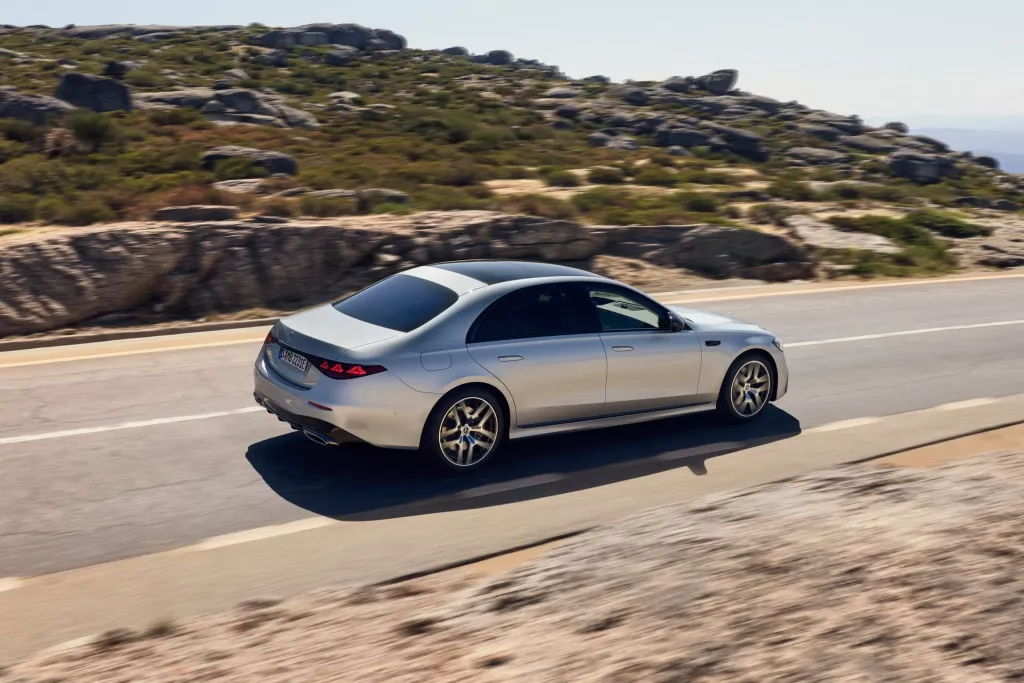 Mercedes S-Class 2027: рестайлинг с подсвеченной решёткой, «суперэкраном» и новым V8