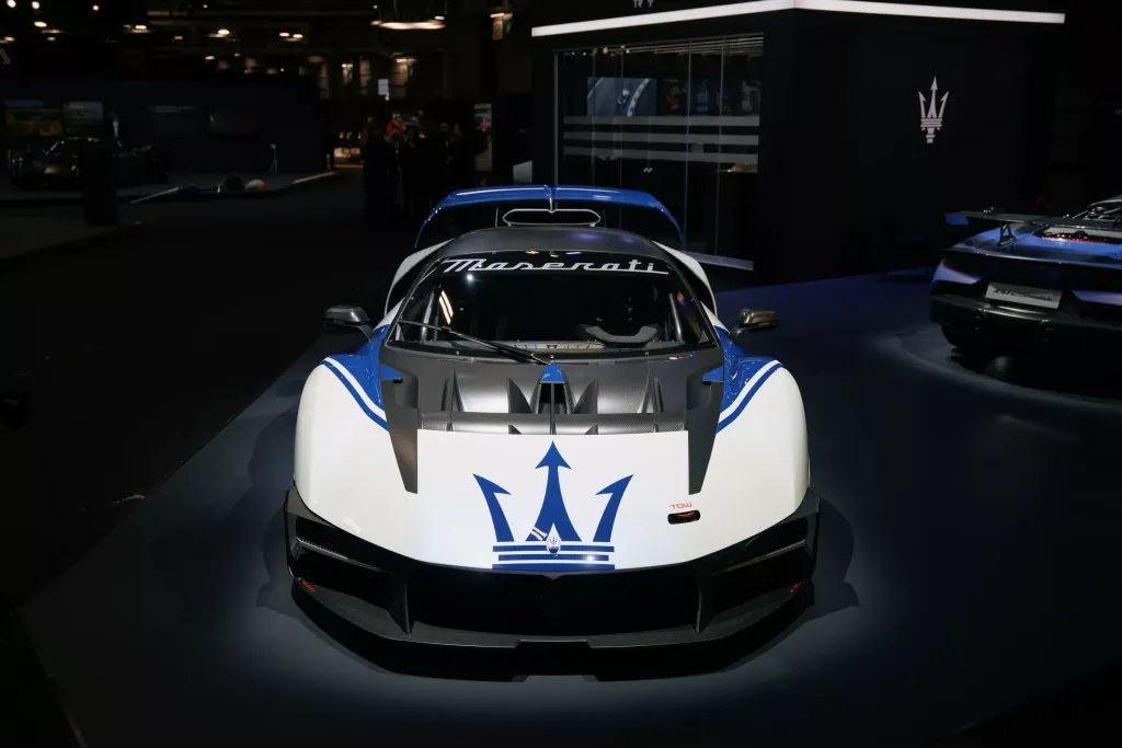 Alfa Romeo 33 Stradale и Maserati MC20 GT2 Stradale: первые работы Bottegafuoriserie показали в Париж