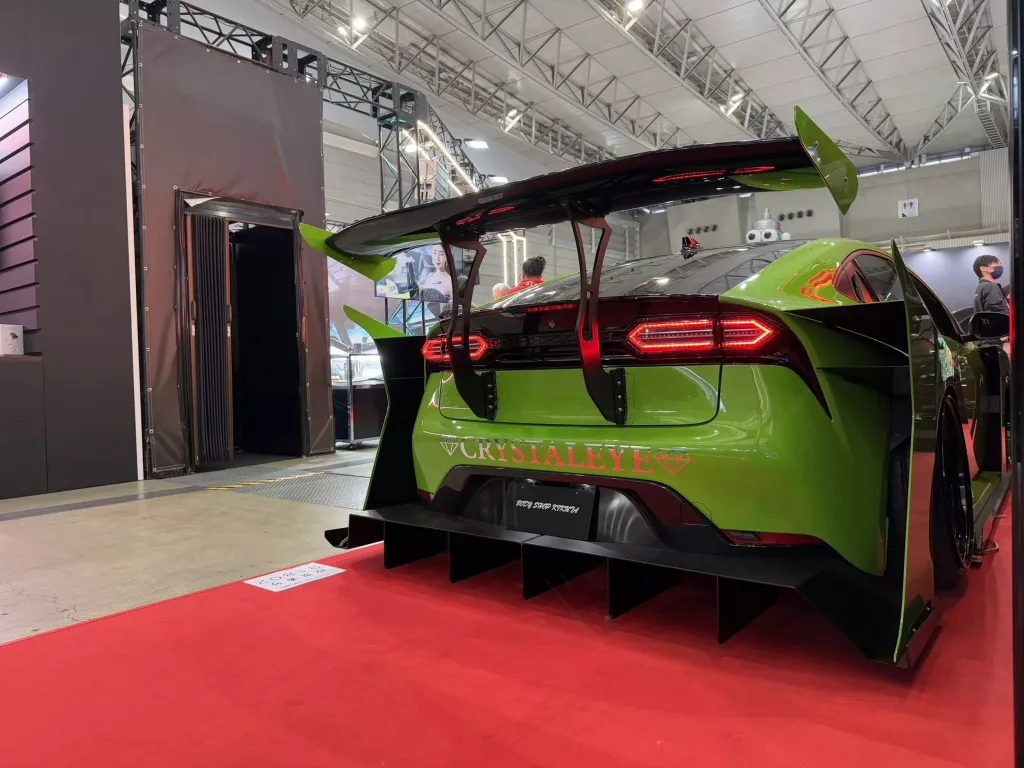 Toyota Prius получил экстремальный обвес и светотехнику в стиле «босодзоку»