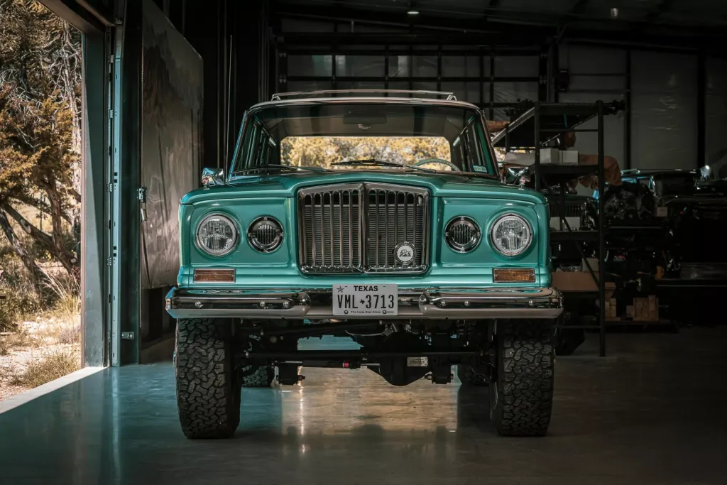 Jeep Super Wagoneer от Vigilante: редкий внедорожник 1960-х с V8 6,4 и механической коробкой