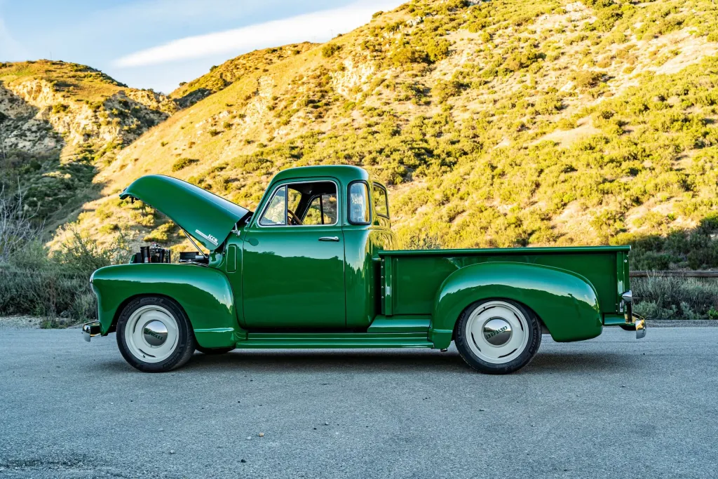 Chevrolet Thriftmaster из 1950-х превратили в дорогую классику с современной техникой