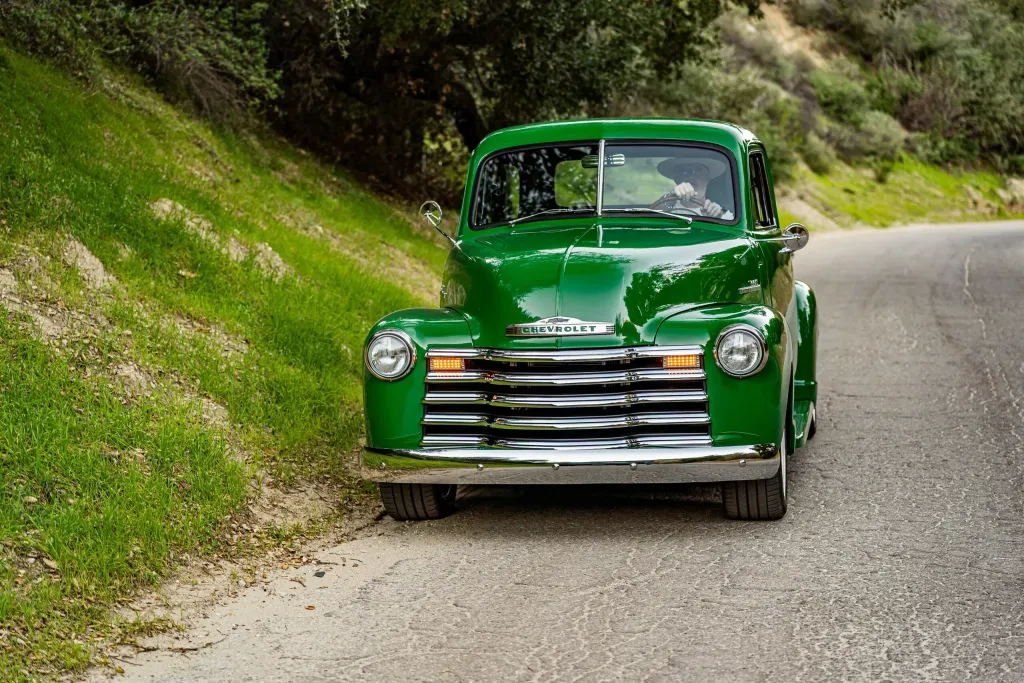 Chevrolet Thriftmaster из 1950-х превратили в дорогую классику с современной техникой
