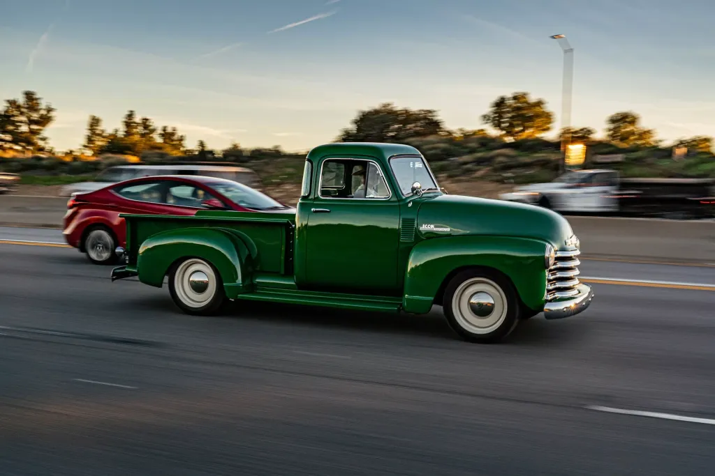 Chevrolet Thriftmaster из 1950-х превратили в дорогую классику с современной техникой