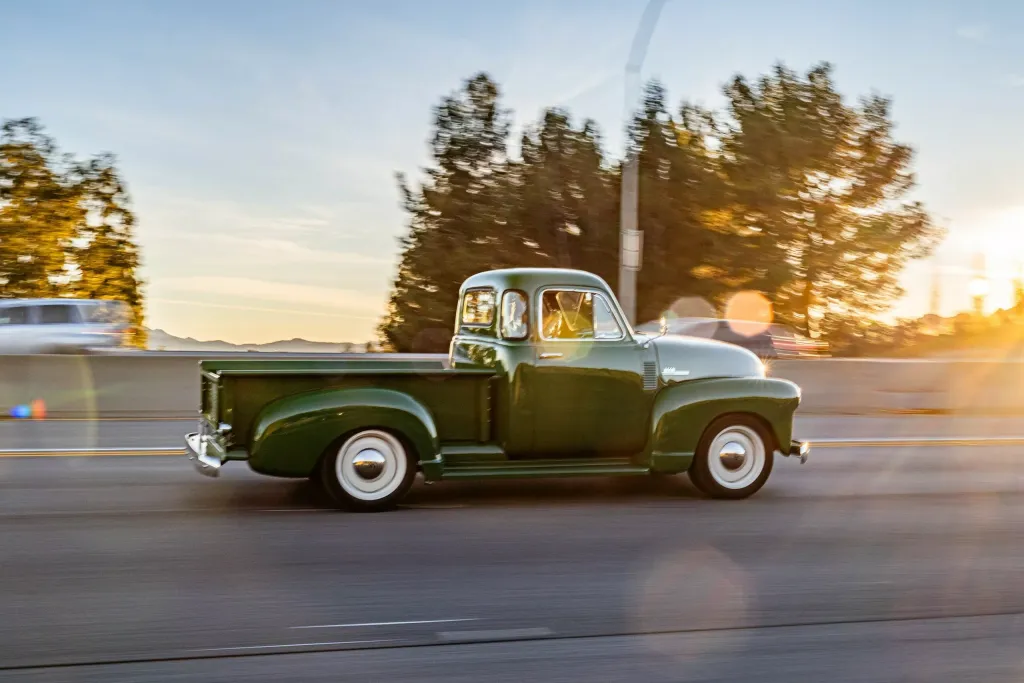 Chevrolet Thriftmaster из 1950-х превратили в дорогую классику с современной техникой