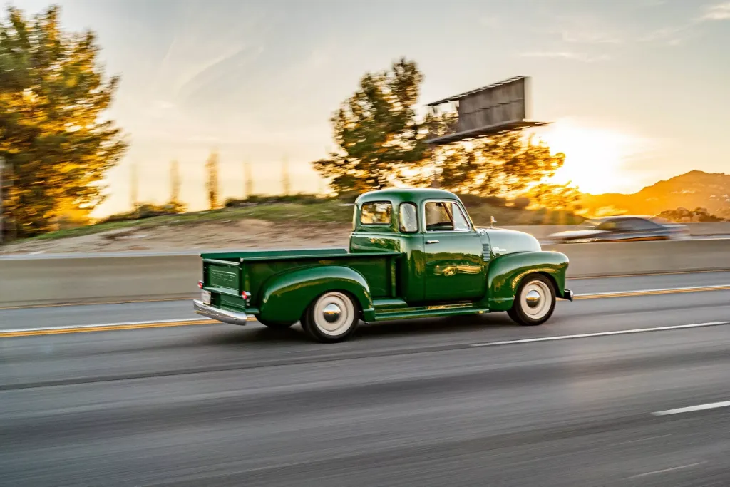 Chevrolet Thriftmaster из 1950-х превратили в дорогую классику с современной техникой