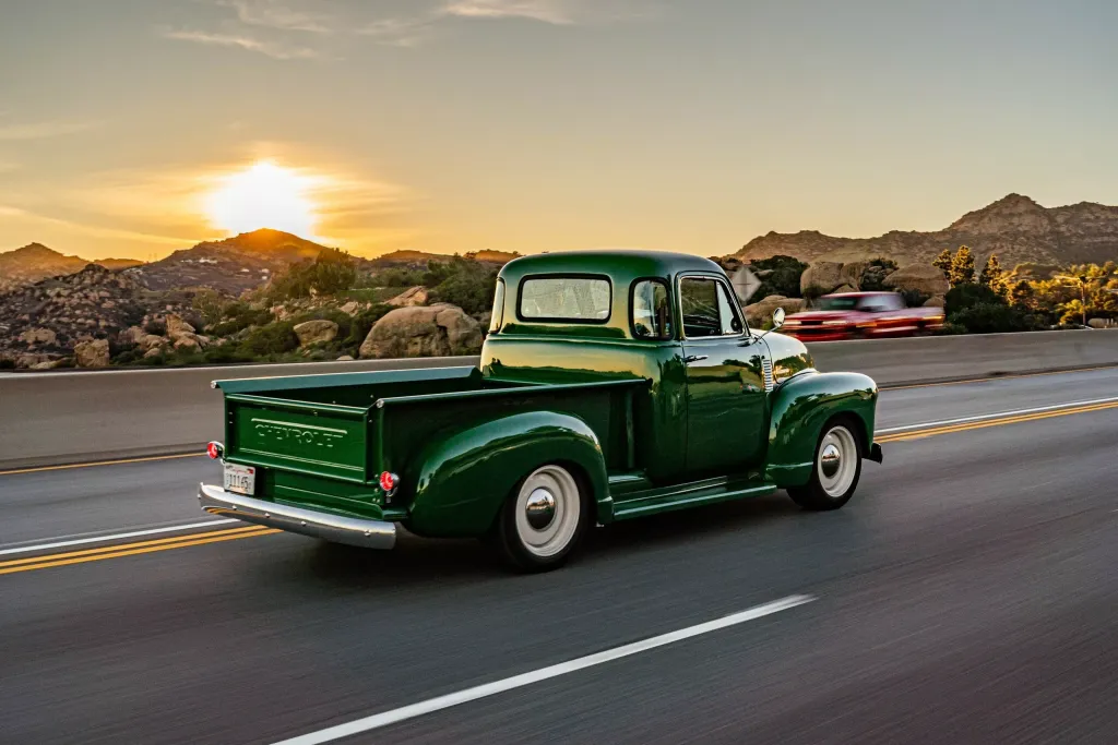 Chevrolet Thriftmaster из 1950-х превратили в дорогую классику с современной техникой