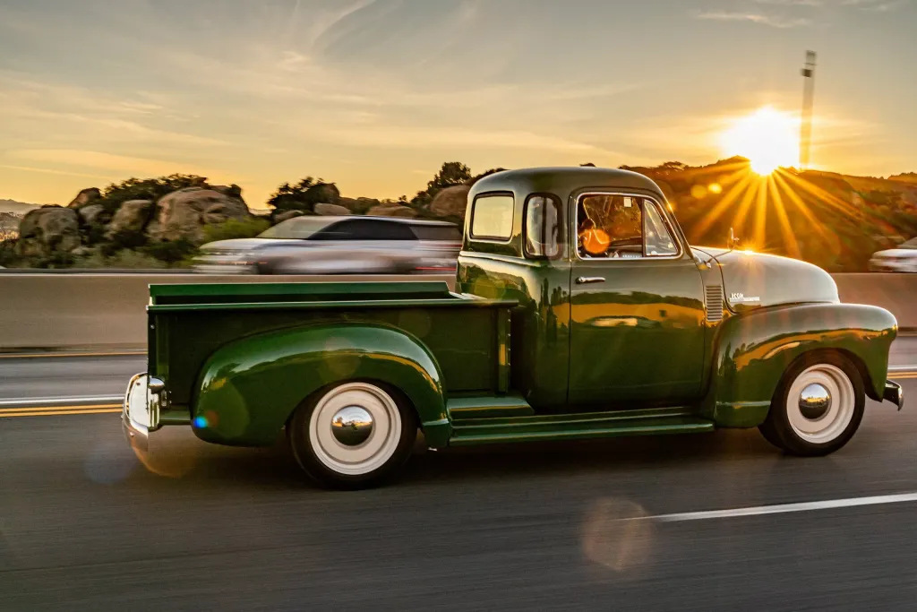 Chevrolet Thriftmaster из 1950-х превратили в дорогую классику с современной техникой