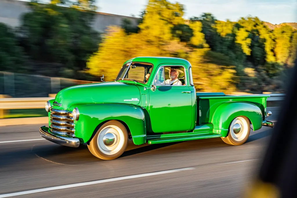 Chevrolet Thriftmaster из 1950-х превратили в дорогую классику с современной техникой