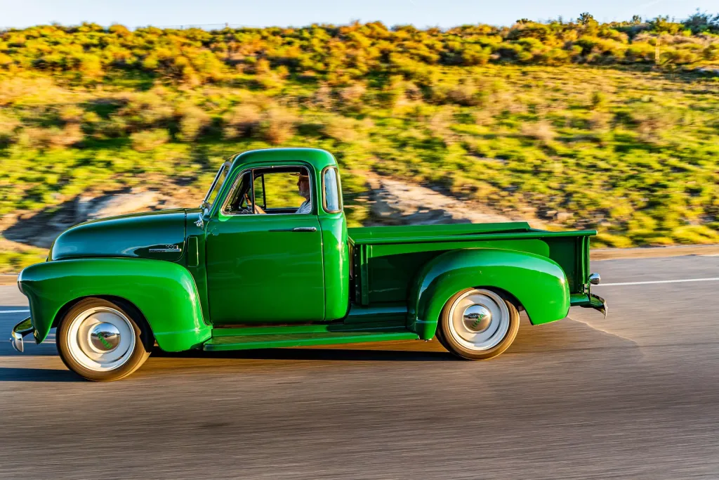 Chevrolet Thriftmaster из 1950-х превратили в дорогую классику с современной техникой