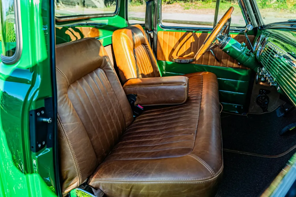 Chevrolet Thriftmaster из 1950-х превратили в дорогую классику с современной техникой