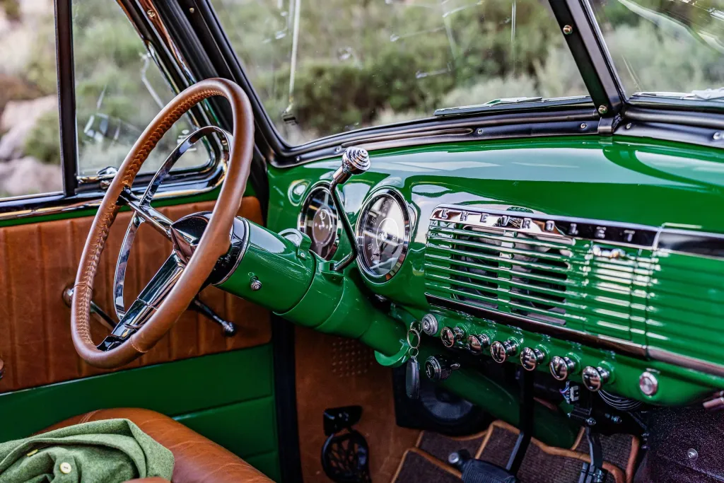 Chevrolet Thriftmaster из 1950-х превратили в дорогую классику с современной техникой