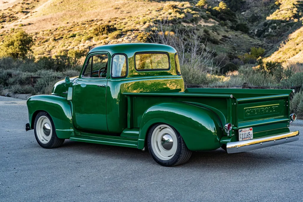Chevrolet Thriftmaster из 1950-х превратили в дорогую классику с современной техникой