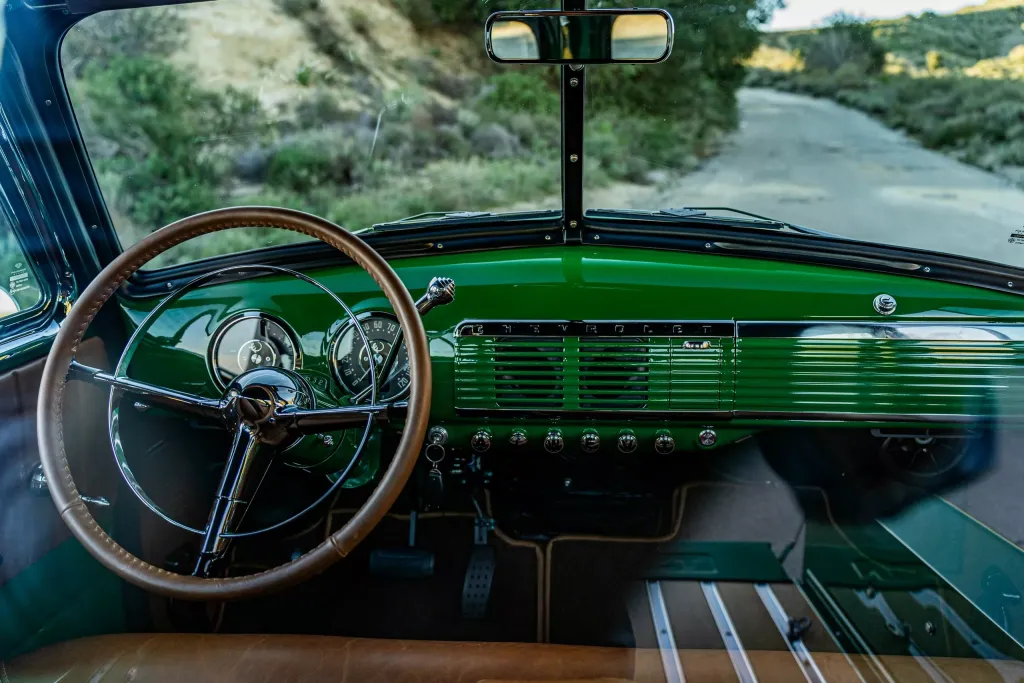 Chevrolet Thriftmaster из 1950-х превратили в дорогую классику с современной техникой
