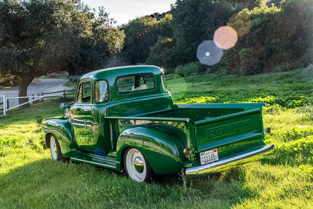 Chevrolet Thriftmaster из 1950-х превратили в дорогую классику с современной техникой
