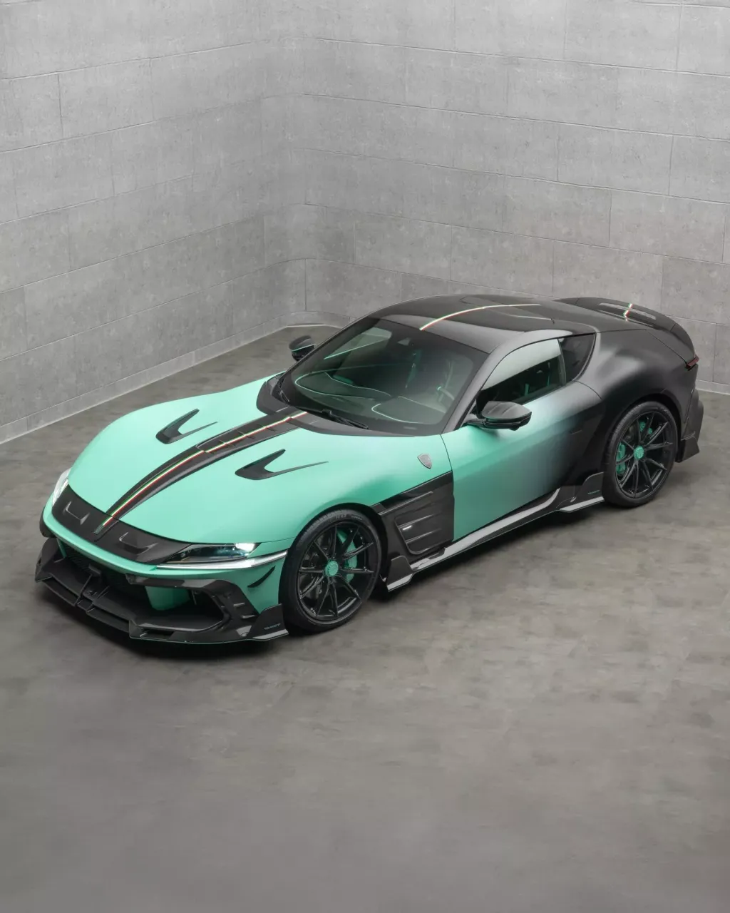 Mansory Ferrari 12Cilindri: углепластиковый облик и прибавка мощности для атмосферного V12