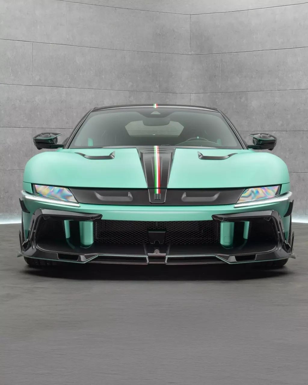 Mansory Ferrari 12Cilindri: углепластиковый облик и прибавка мощности для атмосферного V12